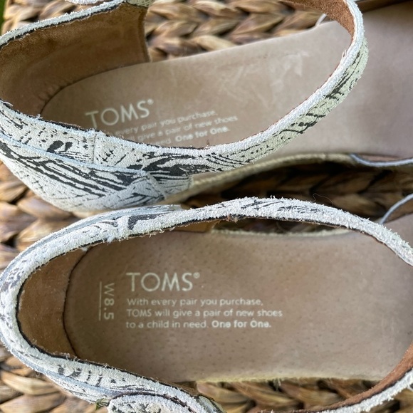 New Toms Black & White Graphic Upper, Peep Toe  Espadrille Wedge Platform Sandal - Picture 6 of 9